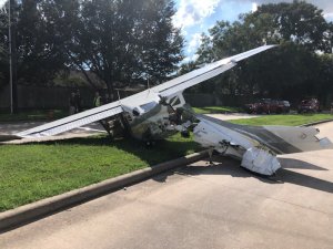 Avioneta se estrella en Texas contra autos tras colisionar con cables de alta tensión (Fotos)
