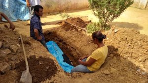 En Maracaibo, enterraron a un familiar en el patio de su casa por falta de recursos (videos)
