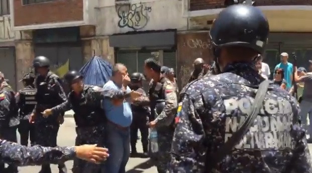 ¡No respetan! Empujando a los abuelos, la PNB abre el paso en la Av. Urdaneta (videos)