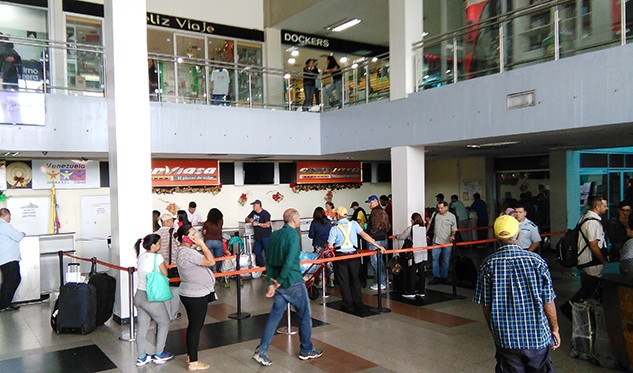 Más de 100 personas varadas en el aeropuerto de Margarita
