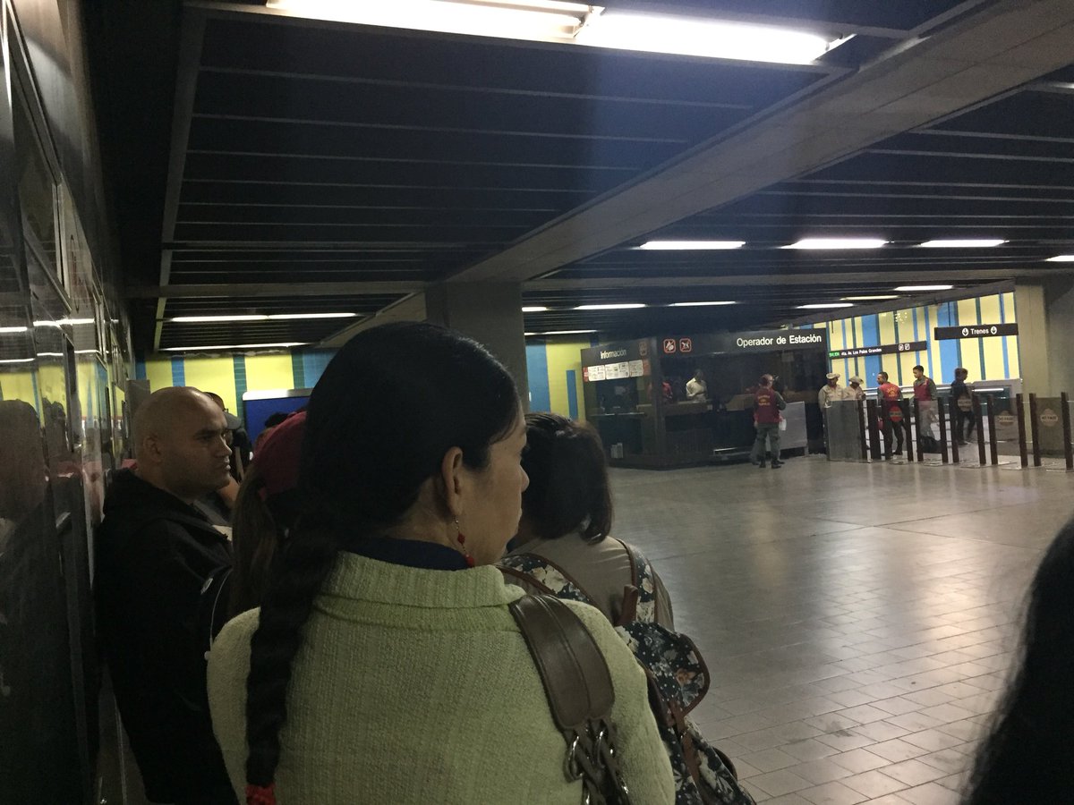 Continuán las colas para comprar boletos en el Metro de Caracas #17Sep
