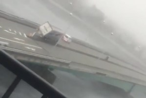 Capturan el momento en que un camión es volcado por el tifón Jebi en Japón (video)