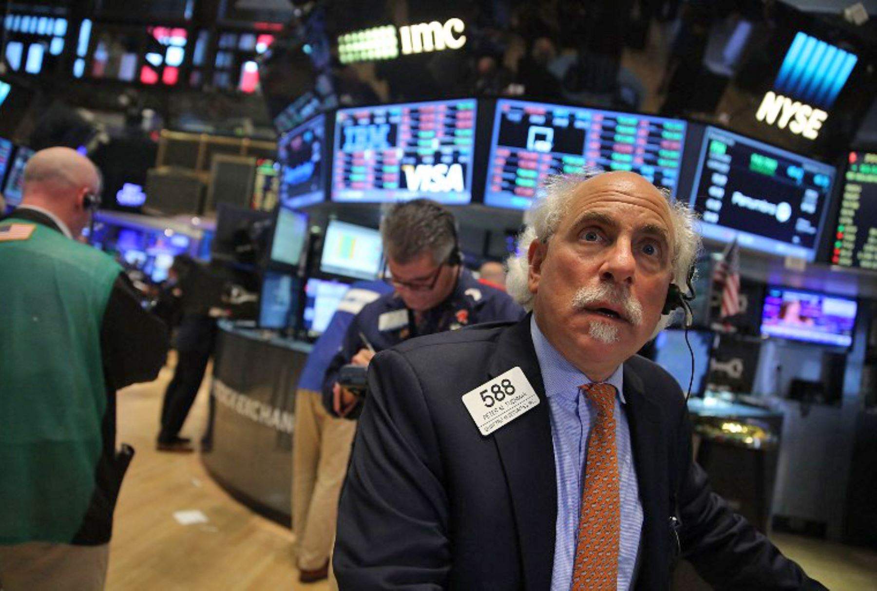 Wall Street cierra con fuerte ganancia y alza récord de 1.290 puntos en Dow