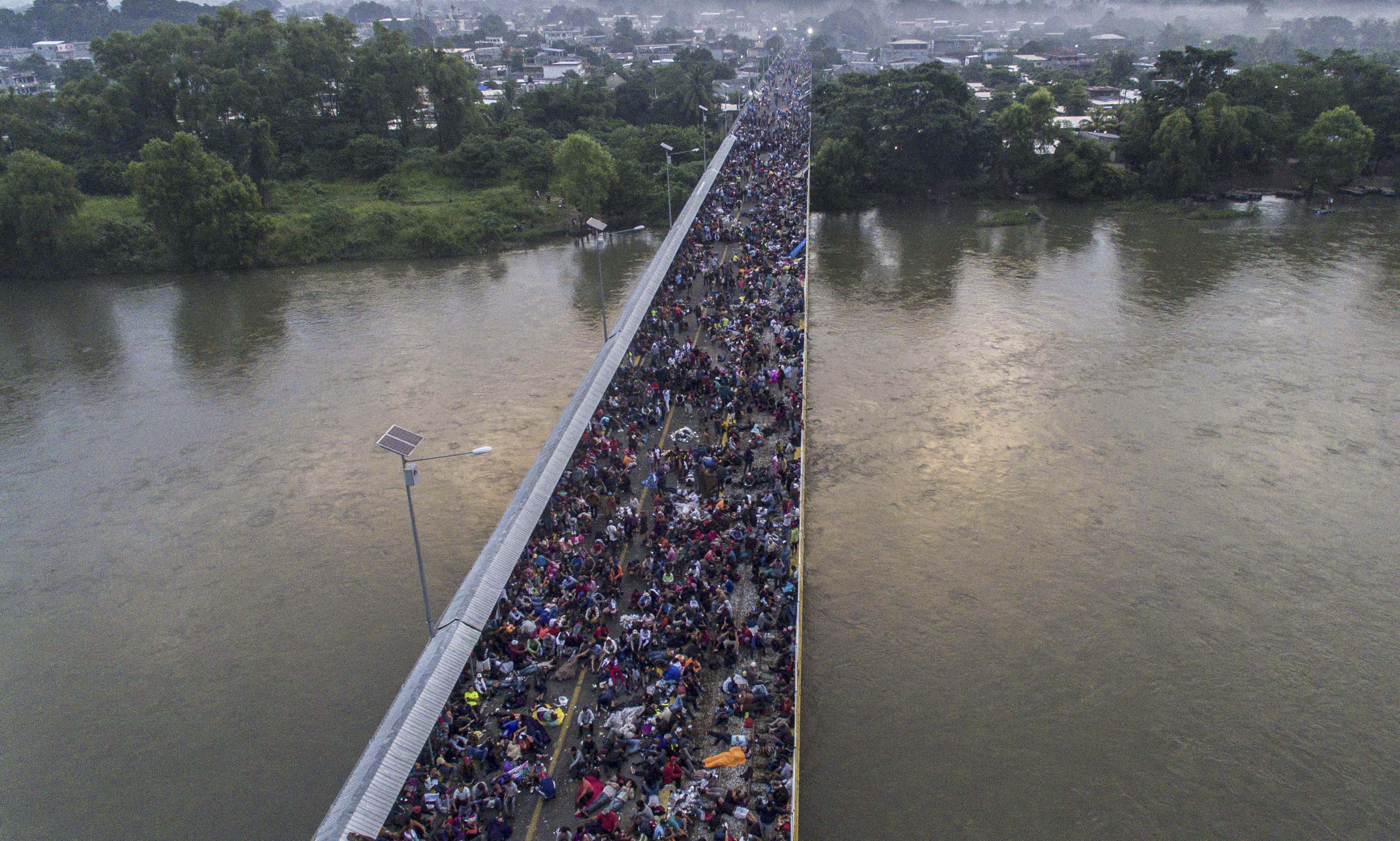 A ambos lados del puente entre Guatemala y México, los hondureños en caravana piensan en EEUU