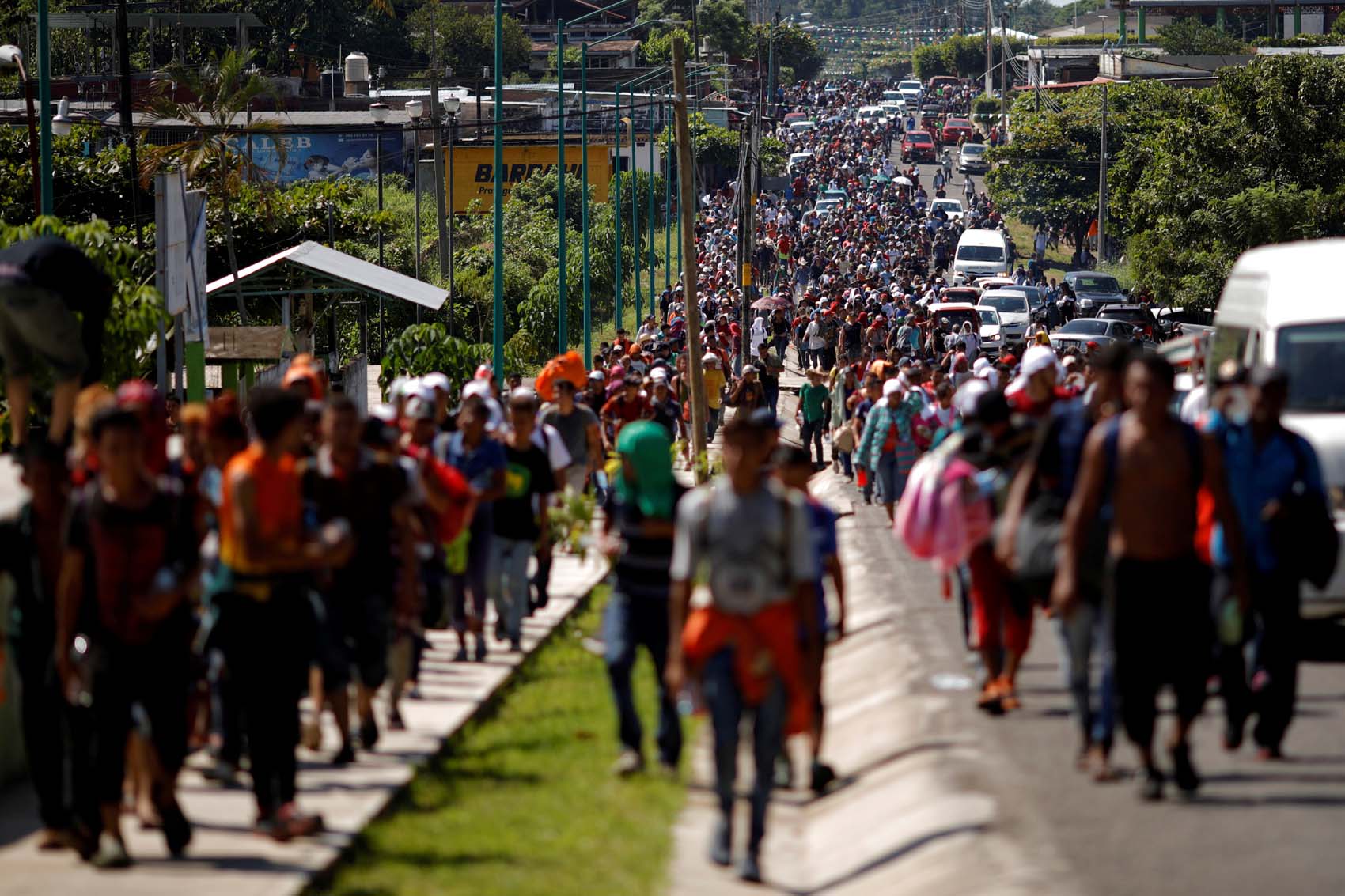 Trump insta a caravana de migrantes solicitar ciudadanía en EEUU como millones otros están haciendo