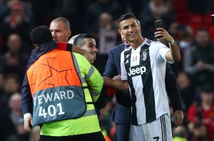 El bonito gesto de Cristiano Ronaldo con un fan que invadió el campo para conseguir una foto