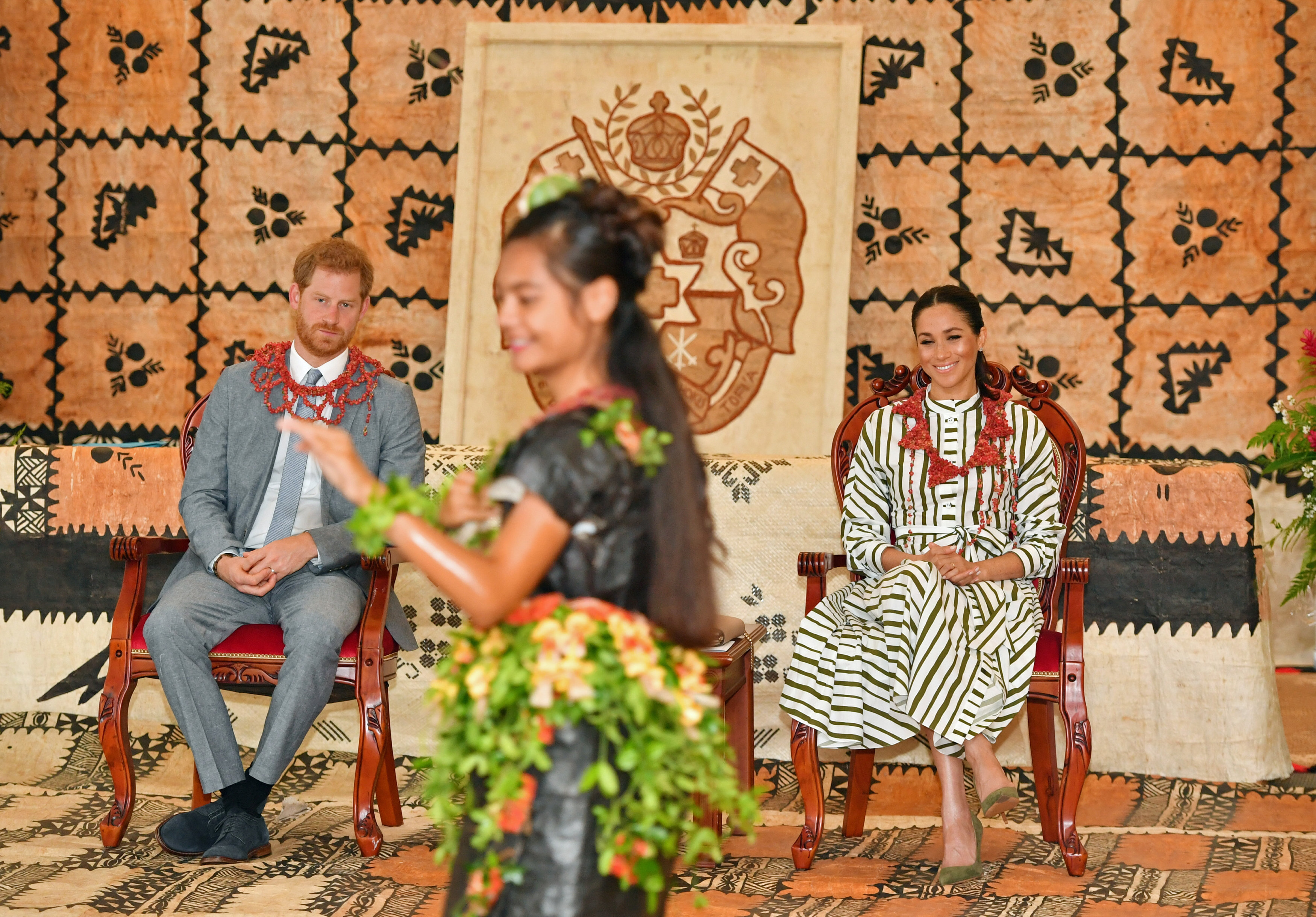 El príncipe Harry y Meghan se visten con la falda tradicional de las islas de Tonga (Fotos)