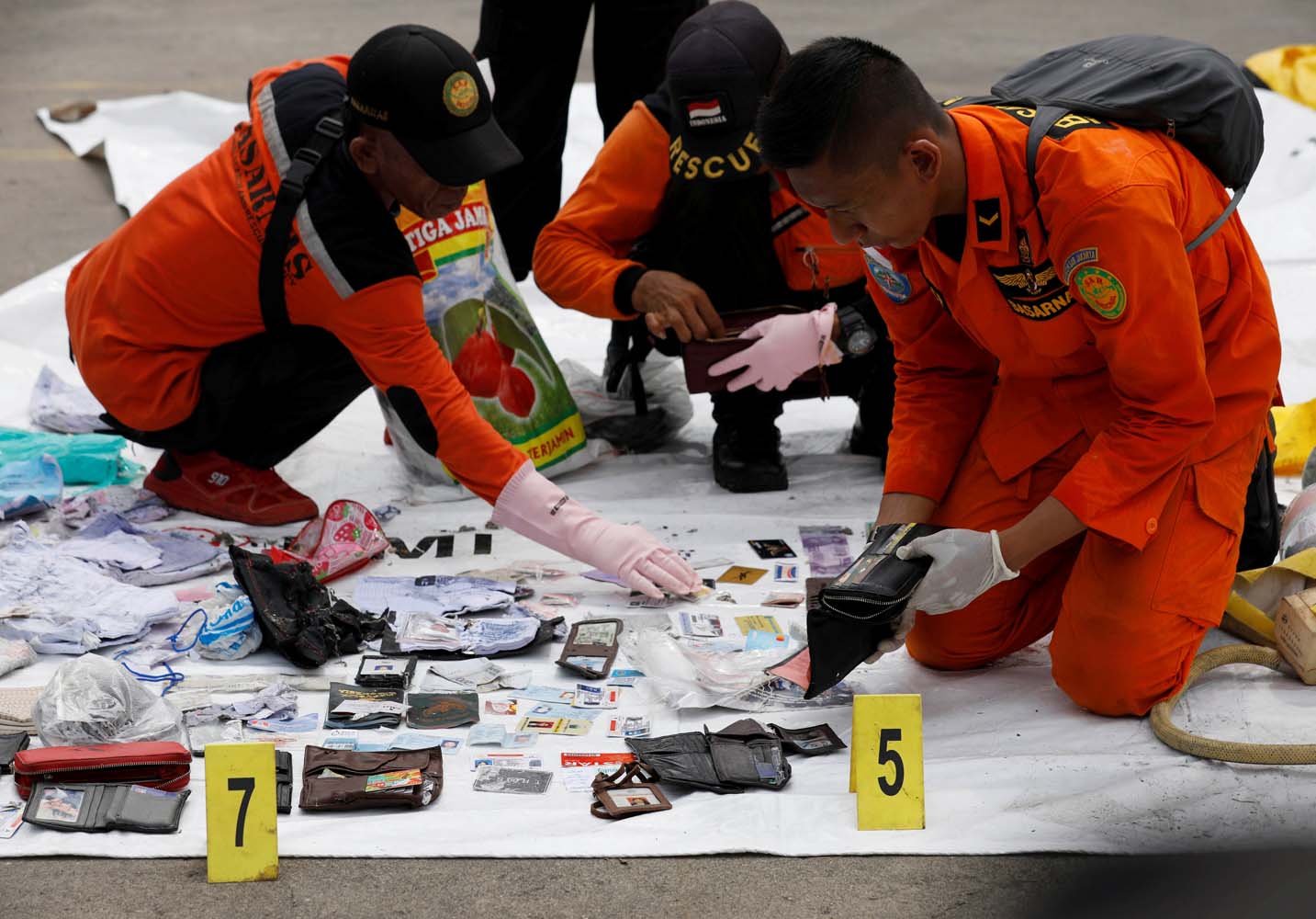 Indonesia amplia zona de búsqueda tras hallar solo fragmentos del avión Lion Air (Fotos)