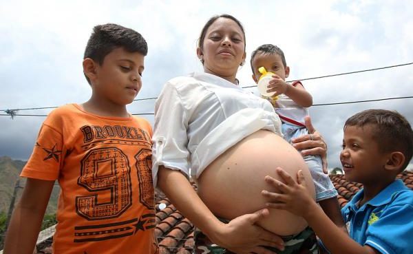 El drama de una venezolana embarazada de trillizos se hizo viral en Colombia
