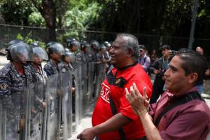 Contingente policial y militar impidió marcha de los trabajadores de la UCV este #26Oct (Fotos)