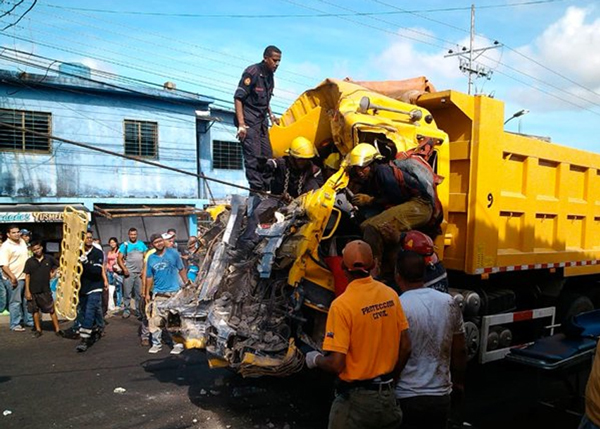 Un herido tras impacto de camión contra una vivienda en San Félix (FOTO)
