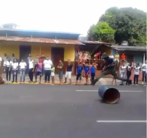 De los creadores del patinetero miliciano, nos llega el rambo venezolano (Video)