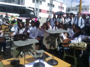 Estudiantes de medicina de la ULA-Mérida reciben clases en la calle #24Oct (fotos)