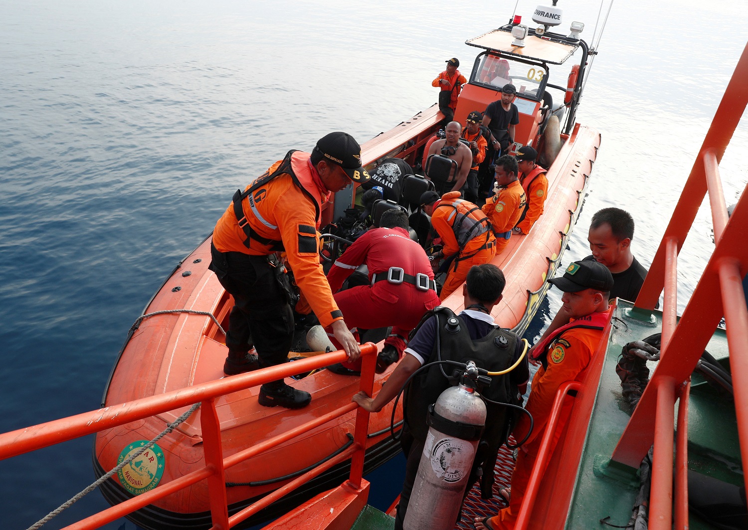 Buzos en Indonesia continúan búsqueda de cabina del avión accidentado entre fuertes corrientes (Fotos)