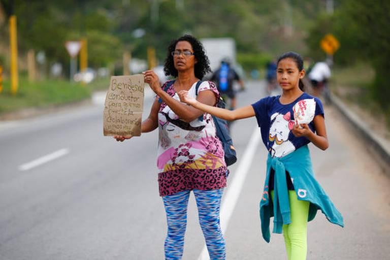 El tortuoso viaje a pie de madre y su hija que huyen de la crisis en Venezuela (Video)