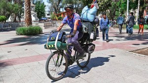Venezolano recorrió siete mil kilómetros y cuatro países para llegar a Chile en bicicleta