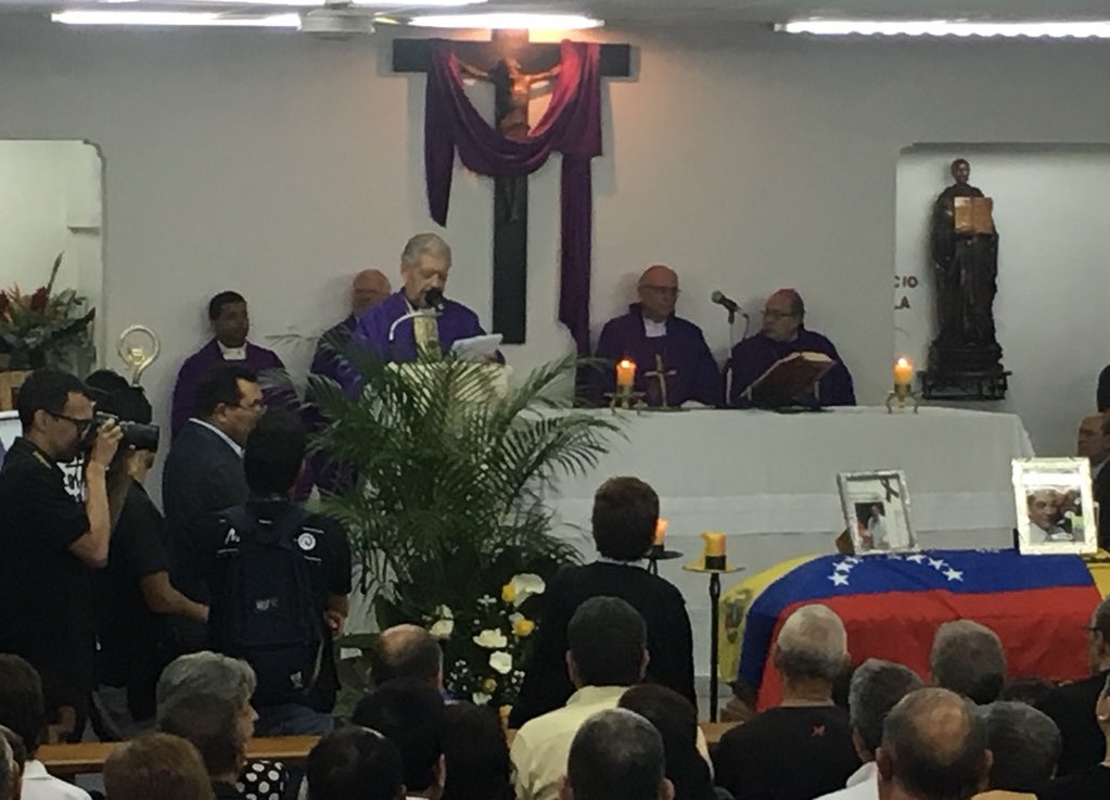 En fotos: Familiares y amigos de Fernando Albán asisten a misa en la capilla de la UCV