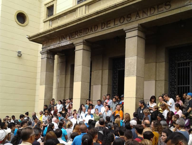 Gremios y estudiantes de la ULA protestan en el rectorado por mejoras salariales #25Oct (Fotos)