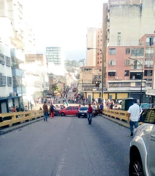 Vecinos bloquean puente de la avenida San Martín en protesta por falta de servicio eléctrico #8Oct