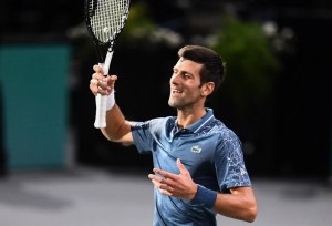 Djokovic celebra su primer puesto del ranking tras avanzar a cuartos en el torneo de París