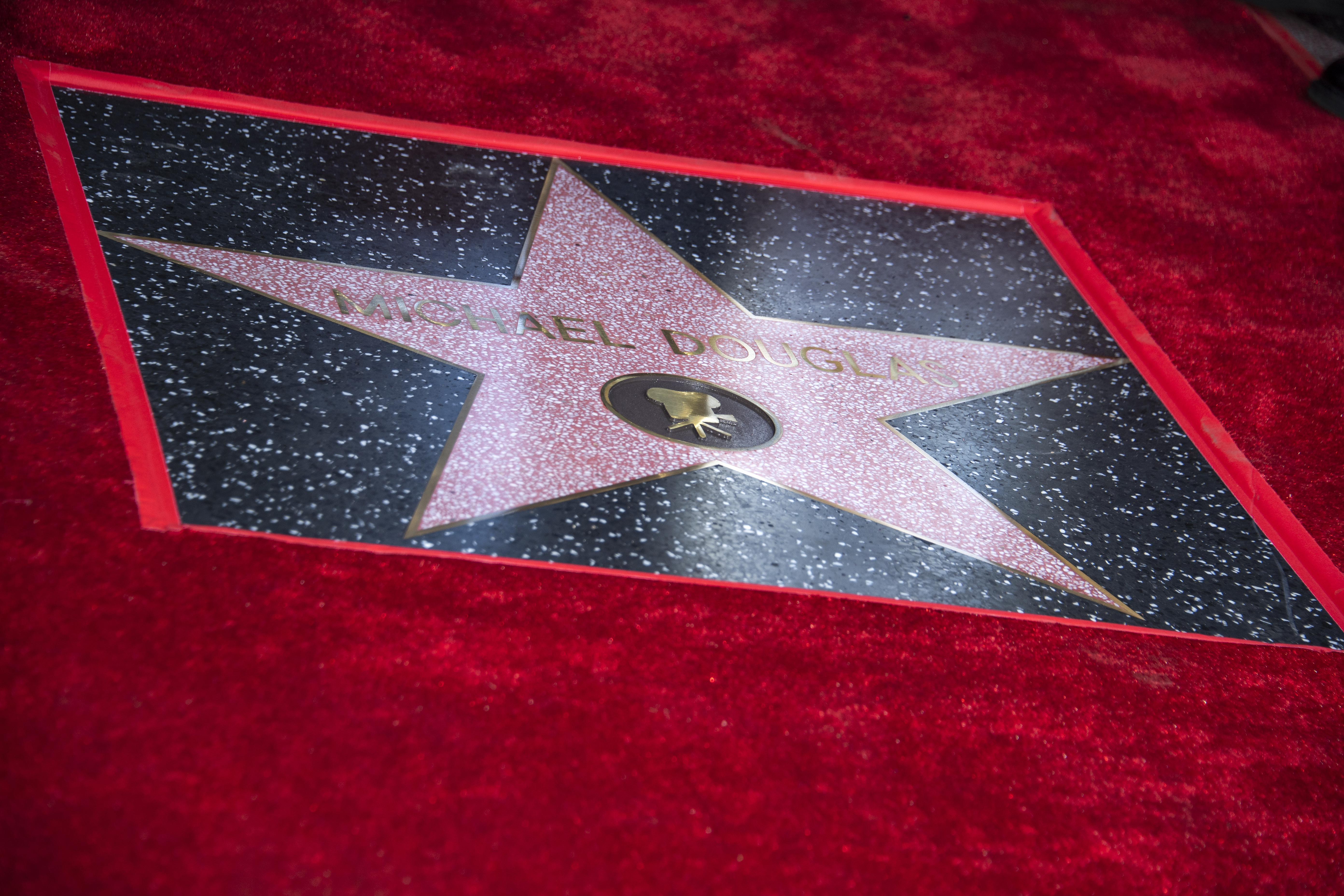 El actor Michael Douglas obtiene su estrella en el Paseo de la Fama de Hollywood (Fotos)