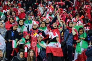 Un millar de mujeres de Irán acuden a presenciar un partido de fútbol