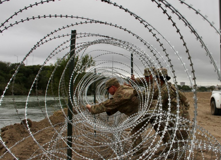 Ejército de EEUU despliega kilómetros de alambrada en frontera con México