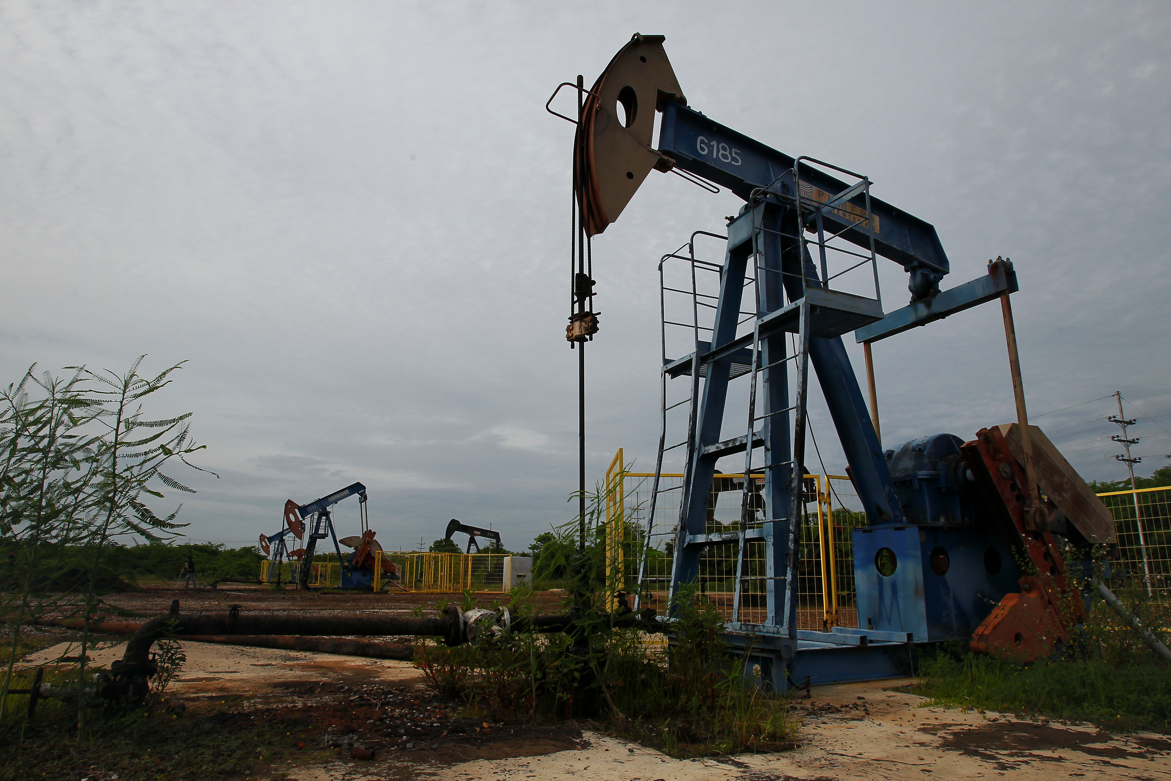 AIE estima que producción petrolera venezolana continuará en caída