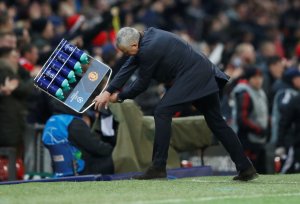 La insólita y violenta reacción de Mourinho cuando el Manchester United logró una victoria agónica (Fotos y video)