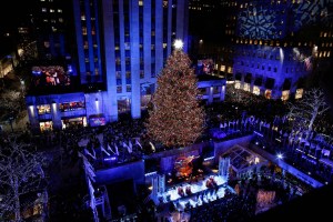 El árbol de Navidad del Rockefeller Center ya ilumina a Nueva York (fotos)
