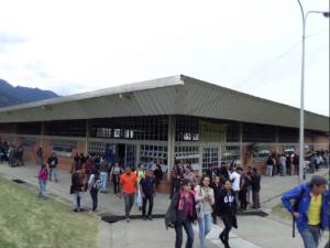 Sin becas, transporte ni comedor: estudiantes universitarios gastan un realero en Mérida