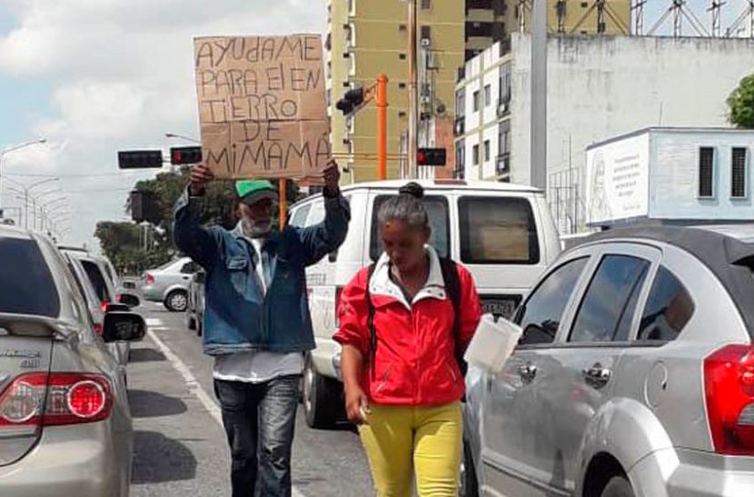 ¡Qué dolor! Familia larense pide dinero en las calles para enterrar a un familiar (Foto)