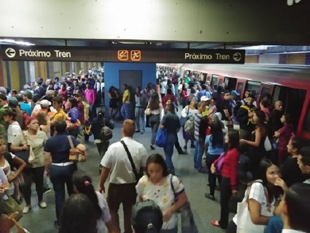Usuarios del Metro de Caracas inician semana con fuerte retraso #22Jul
