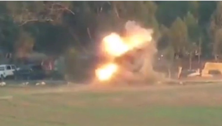 El terrible momento en que un cohete lanzado por Hamas impacta contra un autobús israelí (Video)