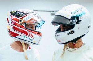 Una lección del automovilismo que el fútbol tiene que aprender: Hamilton y Vettel intercambian sus cascos