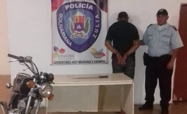 Con el machete en la mano: Policías lo sorprendieron cuando amenazaba a su vecina en Zulia