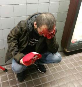 Lo empujaron por las escaleras del Metro de Barcelona por llevar la bandera de España
