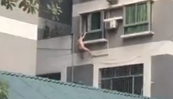 ¡Atrapado! Un hombre desnudo cae por la ventana para no ser descubierto por el marido de su amante (Video)