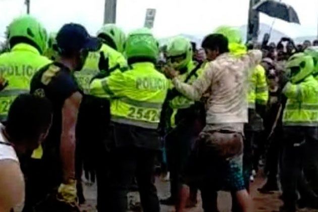 ¡Qué horror! Venezolano murió tras ser linchado por una muchedumbre en Colombia (VIDEO)