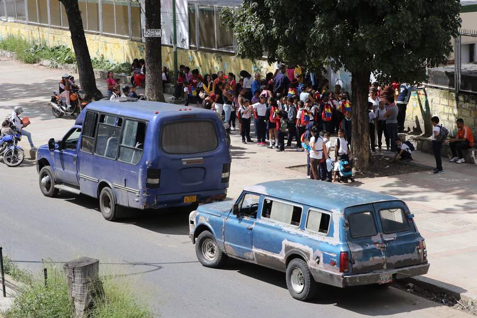 Por falta de transporte niños deben caminar a sus escuelas