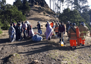 Rescatan a 20 turistas guatemaltecos con hipotermia en el volcán Tajumulco en México