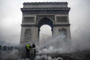 El gobierno francés busca respuestas tras el caos y la guerrilla urbana en París