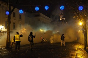 Primer ministro francés pide diálogo tras protestas violentas en Francia
