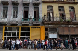 Largas colas para comprar pan…pero en Cuba, donde tampoco hay harina (fotos)