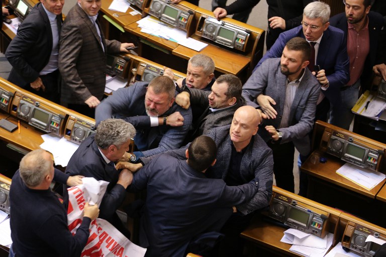 Se armó la tángana en el parlamento ucraniano; diputados se fueron a los puños por un cartel (VIDEO)