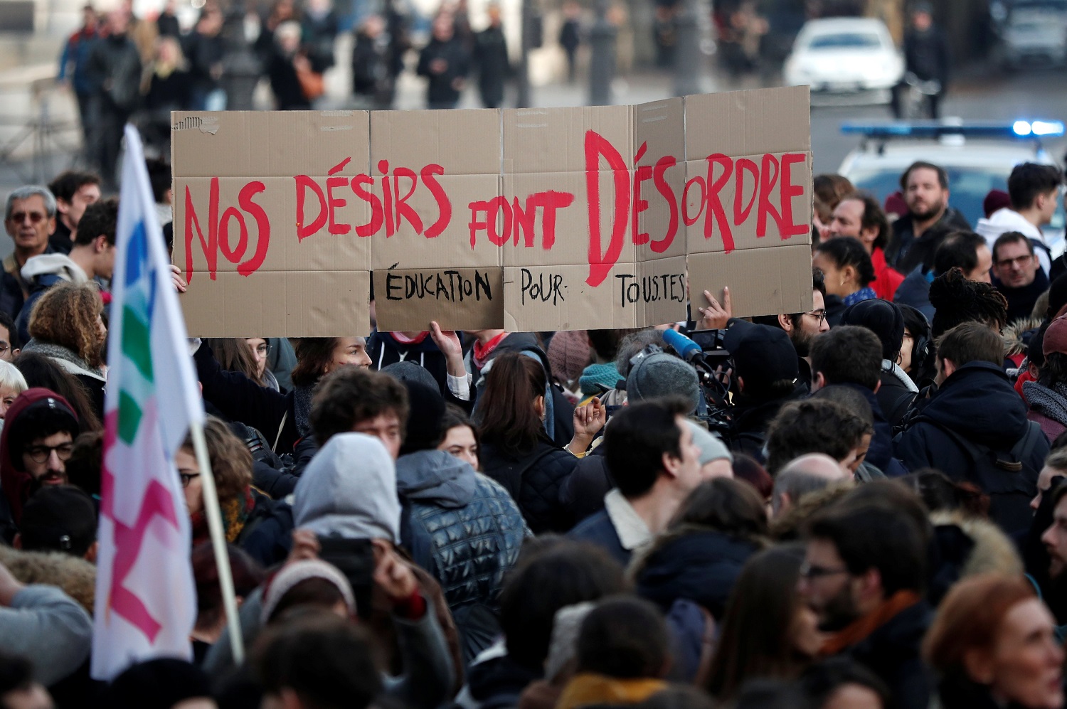 Las concesiones de Macron no convencen a los chalecos amarillos