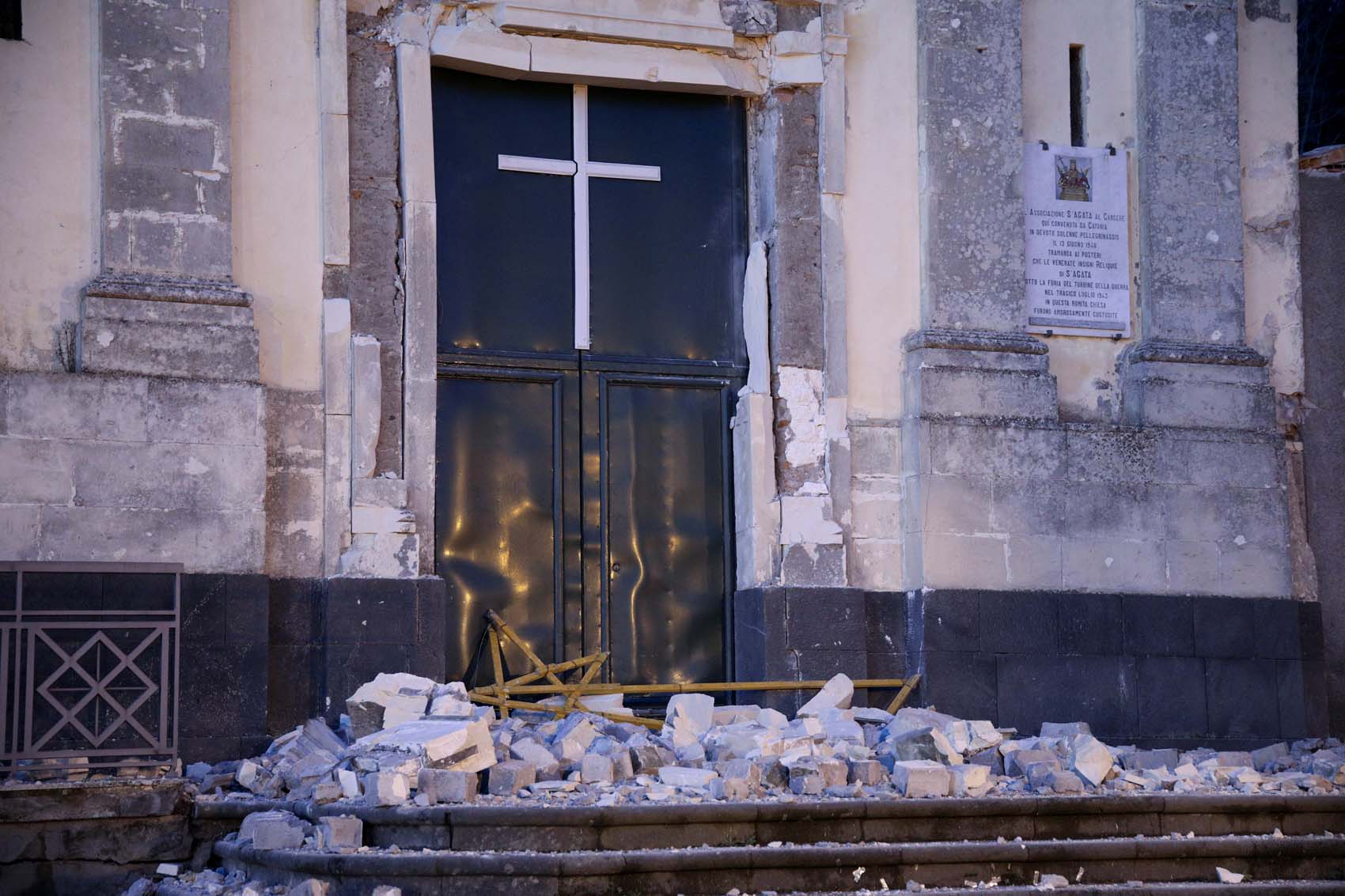 Heridos leves y daños en edificios antiguos dejó terremoto en Sicilia (fotos)