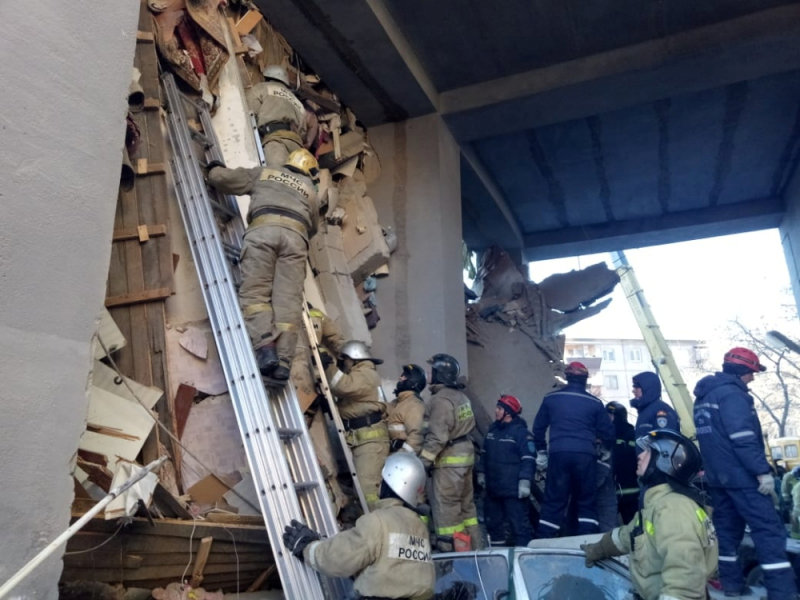 Sube a 28 el balance de muertos en Rusia en edificio destruido por explosión de gas