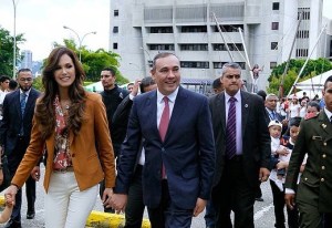 ¡Al mejor estilo de Kate Middleton! Debora Menicucci acompañó a Maikel Moreno a celebrar Navidad con funcionarios del TSJ