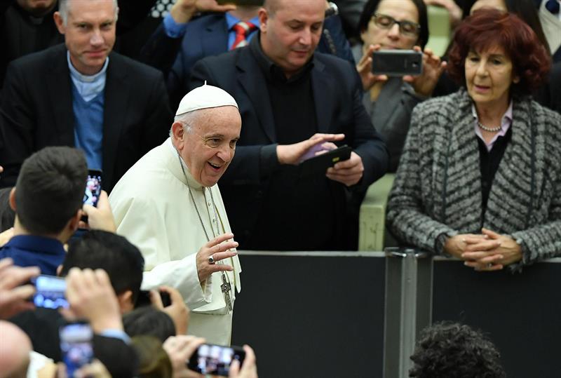 El Papa insta a los Gobiernos a luchar contra los traficantes de muerte